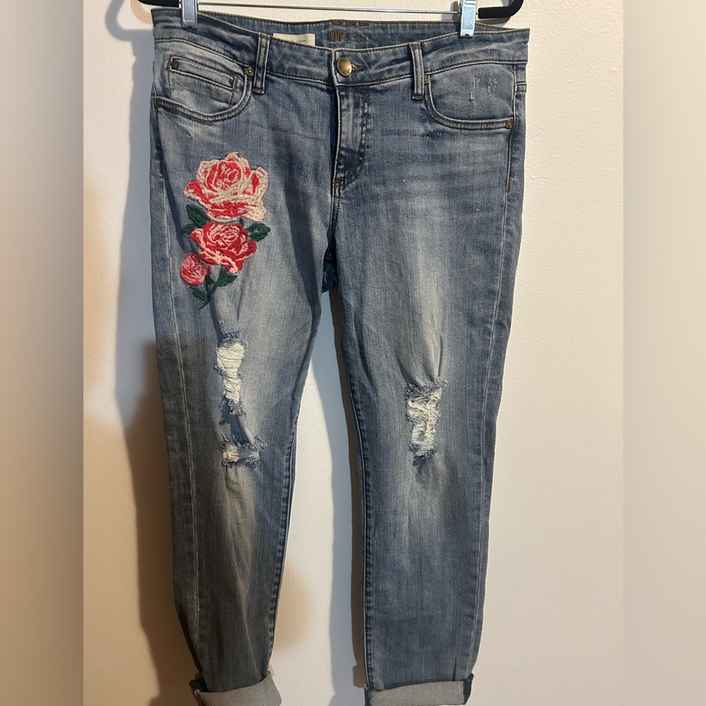 New no tags Kut from the Kloth Distressed Blue Jeans with Rose Embroidery